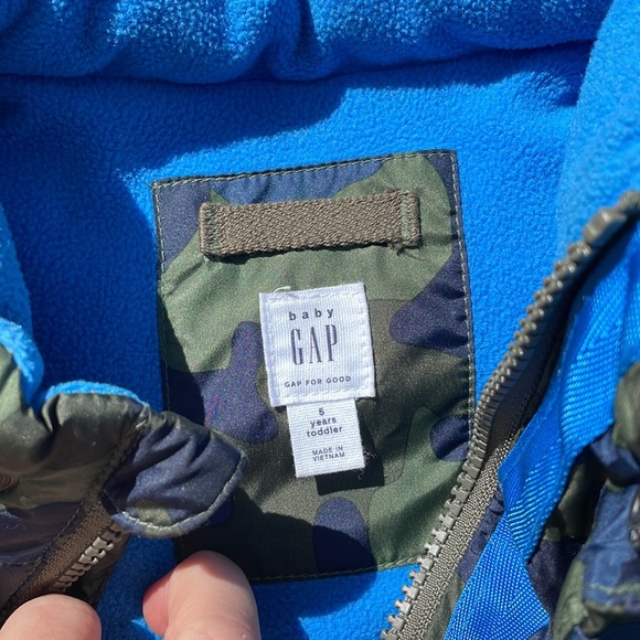 Gap Boys Camo Puffer Vest 5 Yr - Picture 3 of 3